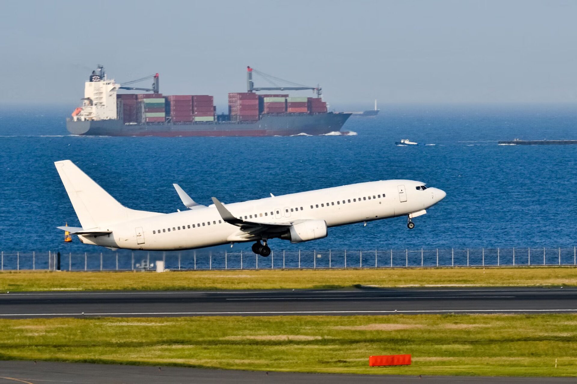 輸送の基本を徹底解説｜海運・航空・陸運の使い分けとは？海外からの輸出入時に安く送れる海外輸送代行会社も紹介！